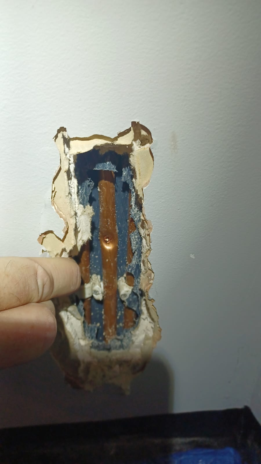 Emergency plumber isolating a leaking pipe